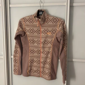 Mönstrad fleecejacka från Kari Traa, (K7) - Säljer en fleecejacka från Kari Traa med snyggt mönster. Perfekt för kalla dagar och i skidbacken. Säljer för att den har blivit för liten. 