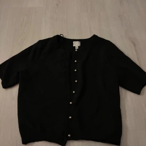 Svart kofta från H&M med knappar - svart kofta med silvriga knappar, knappt använd 