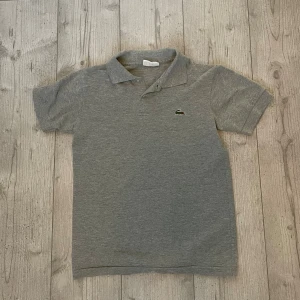 Lacoste Piké - Tja, säljer denna Lacoste piké. Storleken på pikén är M i unisex, så på man sitter den snarare som en S. Bra skick med små tecken på användning!