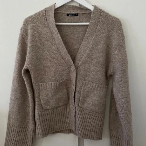 Stickad kofta  - Skön stickad kofta, är lite nopprig men annars inga andra defekter!🥰