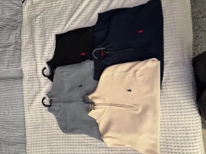 Ralph Lauren Quarter Zips - Säljer dessa quarter zips för 999kr/st då jag börjar bli för stor för dom (se bilderna med tröjorna på mig).  Väldigt sparsamt använda, inga hål eller trasiga delar, perfekt skick.   Jag är 184cm och väger 85kg (se bilder för passform)