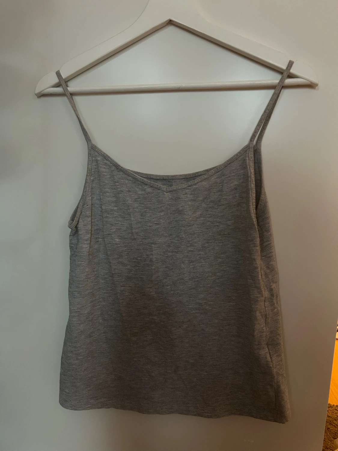 Grå linnetopp med smala axelband