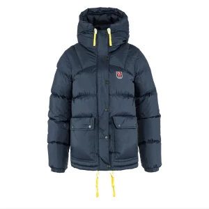 Mörkblå  Fjällräven jacka dam  - Expedition down lite jacket W, i stolek S. Väldigt väldigt bra i skicket och endast använd några gånger men säljer pga vill köpa en annan storlek. Köpt för 7499 på naturkompaniets hemsida säljer för 500 kr mindre❤️vid snabb och smidig affär kan jag tänka mig att sänka priset lite❤️