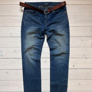 Saint Laurent blå skinny jeans D02 - Snygga blå jeans från Saint Laurent med klassisk femficksdesign och bruna sömmar. Modellen är skinny och har en låg midja. Jeansen är tillverkade i Japan. D02 Modellen. 2017 året efter Hedi lämnade. I in princip nytt skick använda 1 gäng. Stackar skit snyggt. 