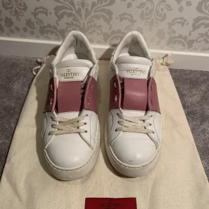 Valentino skor - Hej säljer nu mina älskade valentino skor då jag vill köpa nya i en annan färg 🥰 det är storlek 36 men passar mig super bra som har 37. Skorna är äkta🙌🏼 hör av dig vid frågor!