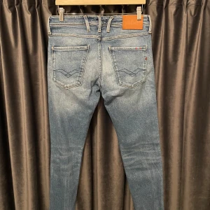Replay anbass  - Replay anbass - skick 9/10, mycket bra skick utan några defekter! - storlek 31/34 - snygga och perfekta jeans till olika tillfällen! - hör av er för mått eller andra frågor🤝