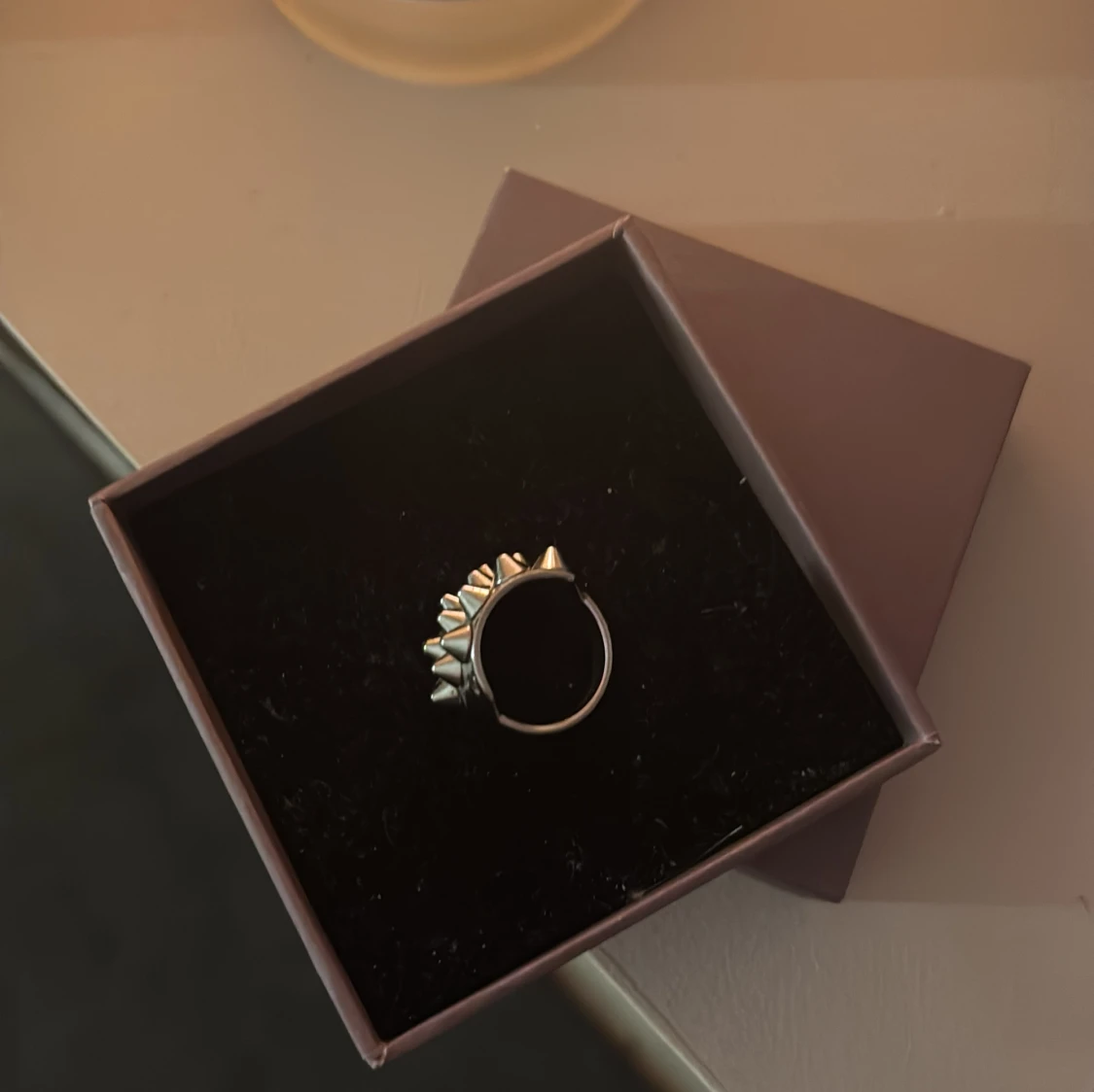 Silvrig ring med nitar - 1