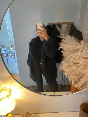 Marinblå pälsjacka från Zara  - Säljer en marin blå pälsjacka med fluffig känsla och bred krage. Jackan har en loose och oversized passform, perfekt för dig som gillar att mysa in dig i något riktigt mjukt. Fickor på sidorna och enkel, stilren design. Superenkel att matcha med allt i garderoben.