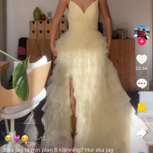 SÖKER - söker den här balklänningen eller liknande, tror den är ifrån hello molly. kan även tänka mig i andra färger, i storlek xs-s