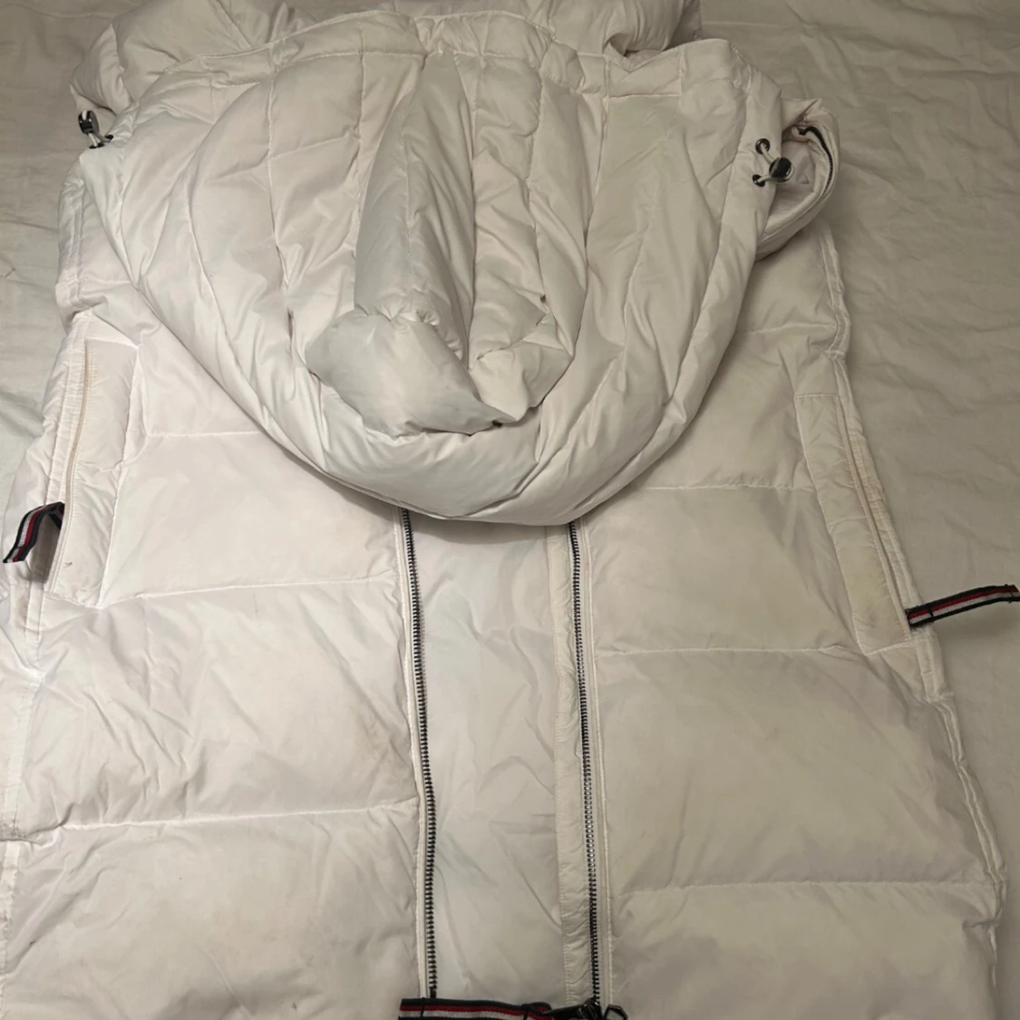 Vit pufferväst från Tommy Hilfiger