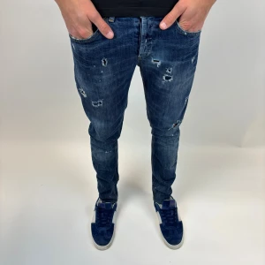 Dondup Jeans George  - Dondup Jeans George! Trendigaste jeansen på marknaden.  Skick= 9,5/10 Ny pris= 4000 kr Säljs för= 1199 kr (Modellen har original slitningar från fabrik vilket är väldigt eftertraktat och populärt) 