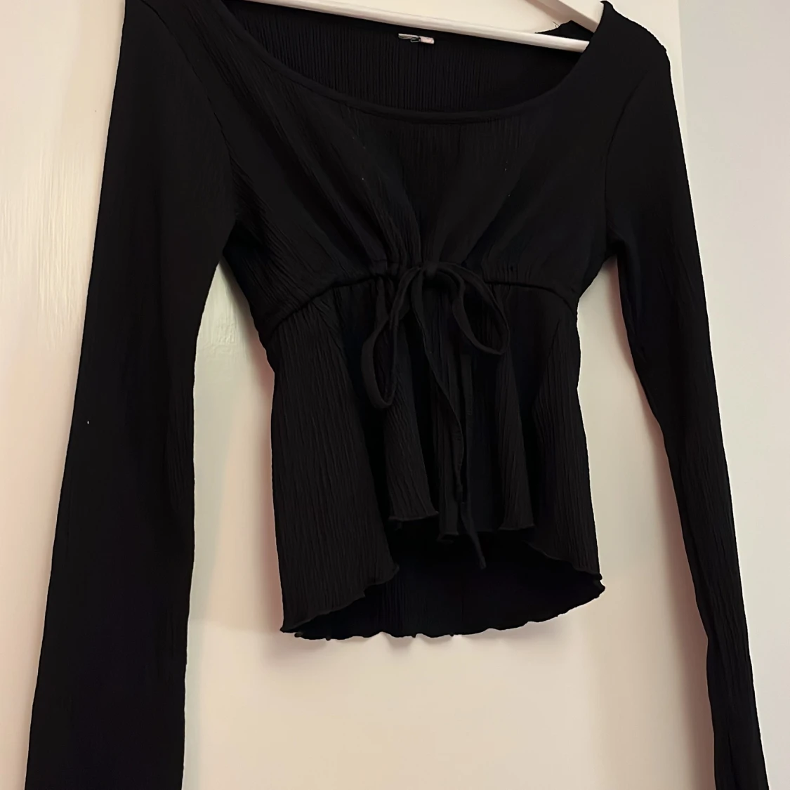 Svart långärmad blus med knyt