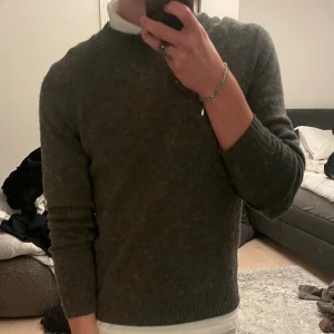 Grå Uniqlo tröja  - Säljer min gråa uniqlo tröja, knappt använd och i dunder skick! Storlek XS, passar S. Jag är 180 på bilden. Om du har några frågor är det bara att skriva privat!💯