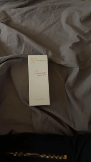 Maison Francis Kurkdjian parfym - Baccarat Rouge 540 Eau de Parfum från Maison Francis Kurkdjian Paris. Snygg och lyxig flaska med gulddetaljer. Perfekt för dig som vill sticka ut med en ikonisk doft.