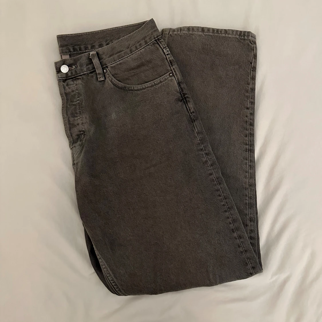 Mörkgrå jeans från Weekday