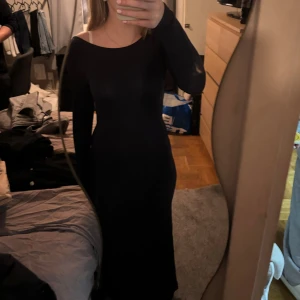 Mörkblå långklänning med öppen rygg XS - säljer denna då den ej passa för mig, klänning mörkblå i mjukt material med lång ärm och öppen rygg. Klänningen har en tight passform och en stilren, minimalistisk look. Perfekt för dig som gillar en enkel men snygg stil. (Köpt på plick innan)
