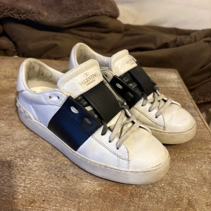 Valentino skor rockstud 36 - Säljer mina valentinos storlek 36, endast använda en sommar! Äkta självklart. 