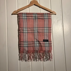 Burberry scarf  - Burberry scarf i mycket bra skick (9.5/10). Nypris +-5000, mitt pris 449. Kom pm vid funderingar