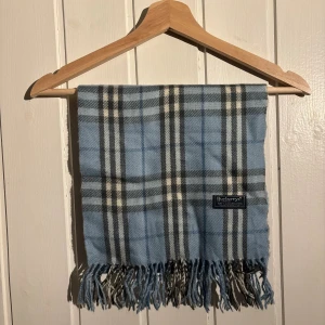 Burberry scarf - Burberry scarf i mycket bra skick (9/10). Nypris +-5000, mitt pris 449. Kom pm vid funderingar