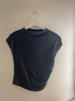 Marinblåa tröja från Lager 157 - Säljer denna marinblåa topp från Lager 157. Inte alls använd så många gånger och är i fint skick!