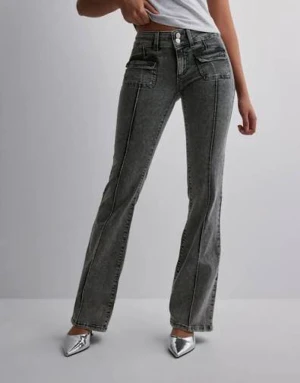 Grå bootcut jeans med fickdetaljer - Snygga grå jeans med bootcut passform och markerade sömmar längs benen. Från Nelly och orginalpriset är 699kr! Slutsålda och svåra att få tag på! Sitter extremt bra!