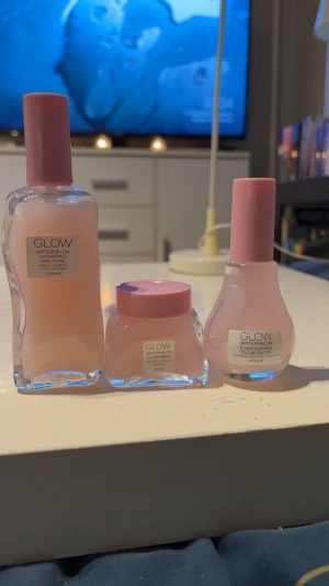 Glow Watermelon hudvårdsset - Glow Watermelon hudvårdsset med toner, sleep mask och glow drops. Alla produkter har en ljusrosa färg och kommer i snygga glasförpackningar med rosa lock. Tonern fräschar upp, masken återfuktar och glow drops ger extra lyster. Perfekt för dig som vill ha en fräsch och återfuktad look.