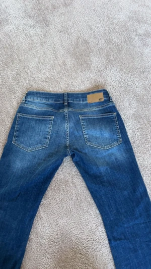 Blå jeans från 157, bootcut - Jag säljer ett par jätte fina lågmidjade bootcut jeans från lager 157. Har använts en gång, är som nya. 