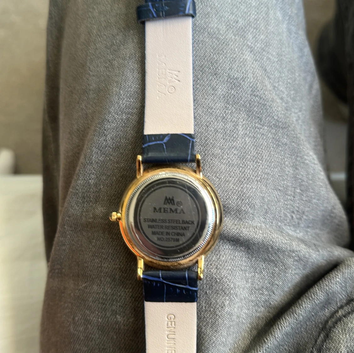 Svart och guld klocka från MEMA - 2