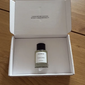 Essnce Fleur Chere Eau de Parfum - Modern Eau de Parfum från Essnce, endast sprutat typ tre sprut. Inte riktigt en doft för mig därför säljer jag den.