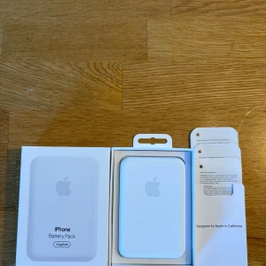 iPhone Battery Pack MagSafe - Apple iPhone Battery Pack med MagSafe, i originalförpackning och komplett med manualer. Produkten ser ut att vara i mycket gott skick utan synliga repor eller slitage. Perfekt för extra batteritid till din MagSafe-kompatibla iPhone. Går ner i pris vid snabb affär fraktars snabbt