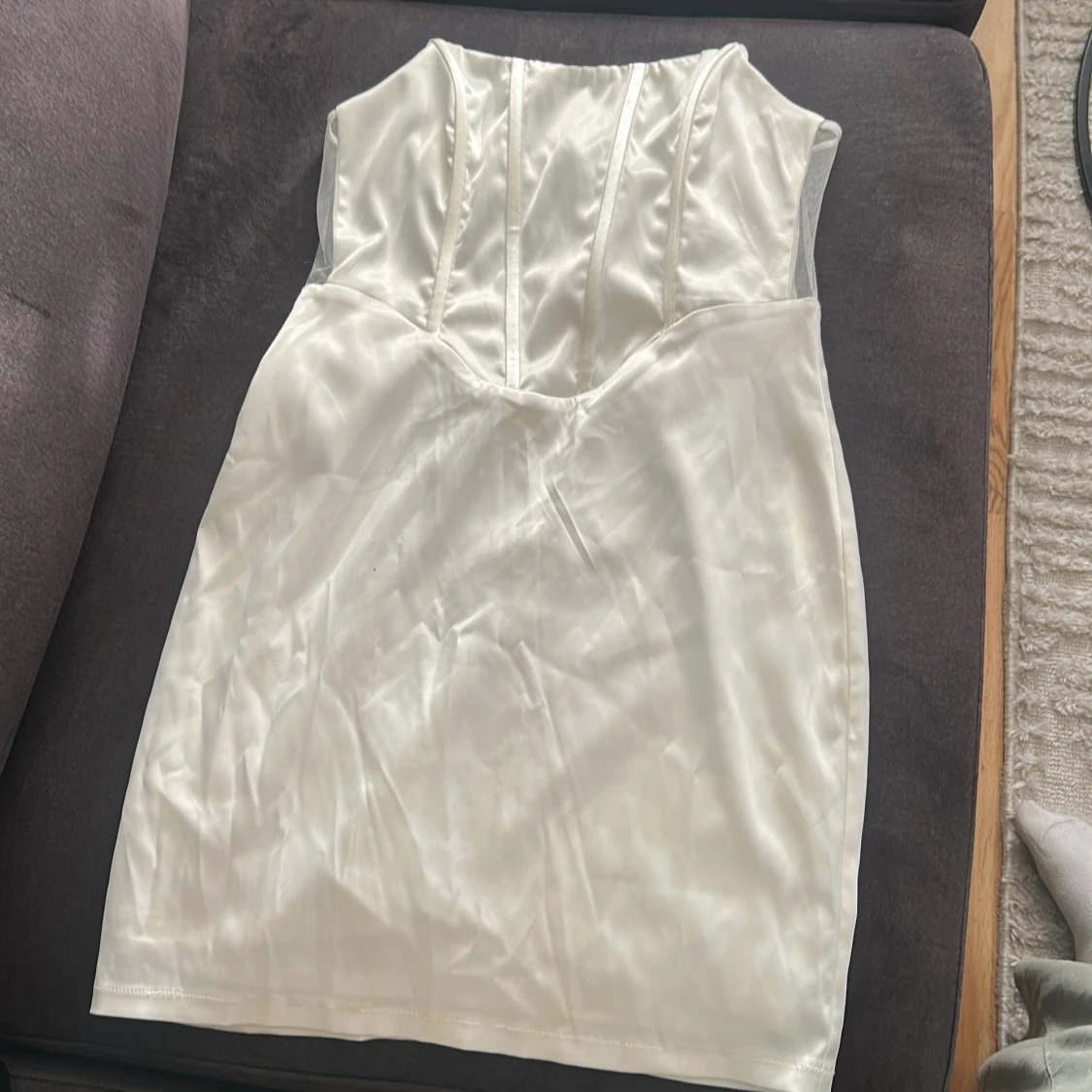 Vit satin kortklänning med korsettliv - 1