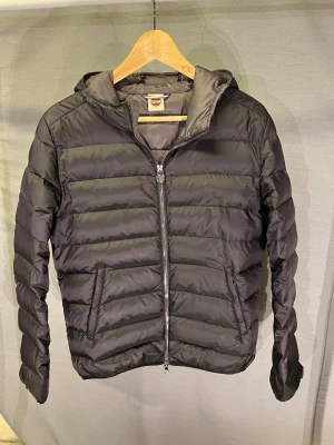 Colmar jacka  - Supersnygg colmar jacka , perfekt för vintern! Size 46 motsvarar S! Skick 9,5/10 nyskick! Inga defekter! Hör av dig vid minsta fundering! 