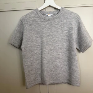 Stickad tröja  - Så fin stickad tröja från Gina young i storlek 170, aldrig använd. Kan tyvärr inte skicka bild med den på då den inte passar mig. Pris kan absolut diskuteras vid snabbt köp💗