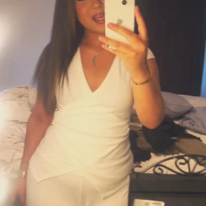 Vita wide/utsvängda byxor med topp - Säljer ett sett från zara vita byxor med jätte fin pasform. Byxorna har en mjuk och stretchig känsla, vilket gör dem riktigt sköna att bära. De är helt släta utan detaljer och passar perfekt till den snygga toppen med den guldiga detaljen. Outfiten som gör hela vardagen, med bara små detaljer. Byxorna är i storlek M och Toppen i storlek S. 