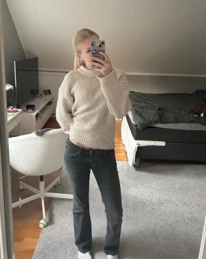 Lågmidjade jeans - Assnygga mörkgrå lågmidjade straight jeans i storlek xs/s. Mått: Midja rakt över 38cm innerben 75-76cm De är klippta längst nere men måtten stämmer överens med byxornas nuvarande längd.😊