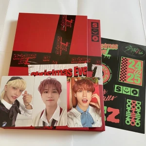 Christmas EveL straykids Kpop album - I gott skick, fråga efter fler bilder om du vill ha :)   Allt I bilden kommer med!