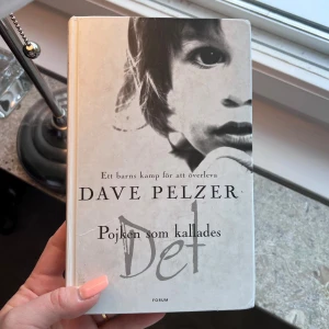 Pojken som kallades Det - En gripande och oförglömlig berättelse om ett barns kamp för att överleva mot alla odds. Dave Pelzer delar sin egen historia om mod och styrka, och hur han lyckades skapa sig ett meningsfullt liv efter en svår barndom. Perfekt för dig som gillar starka, verklighetsbaserade berättelser.