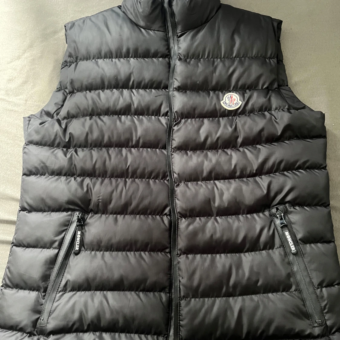 Svart dunväst från Moncler