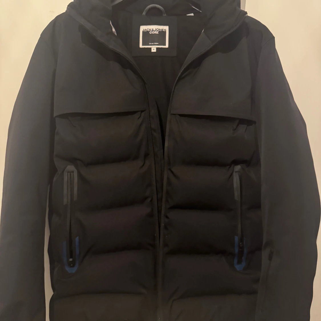 Svart pufferjacka från Jack & Jones - 1