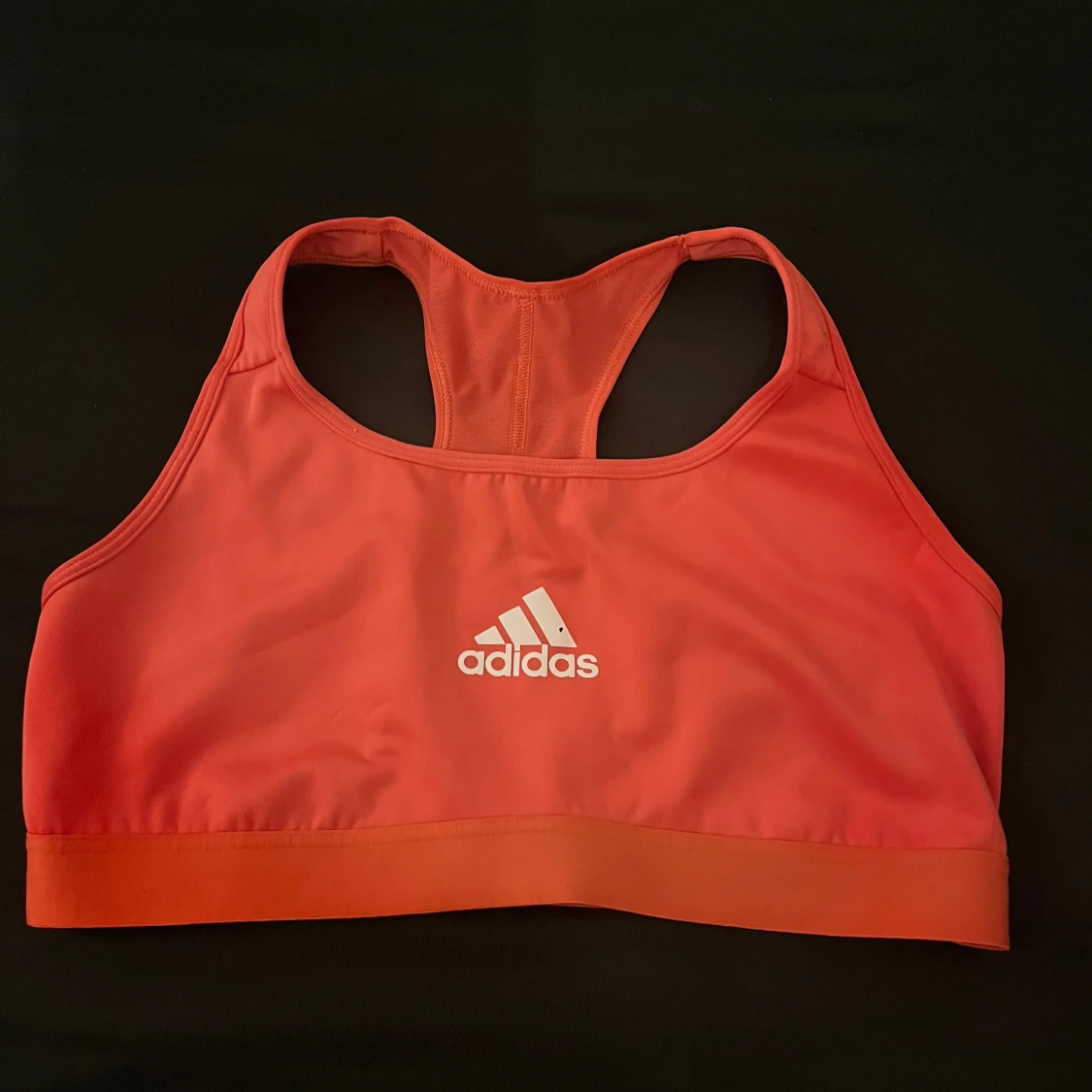 Röd sporttopp från Adidas