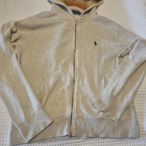 Ralph zip hoodie  - Herr. Fint skick men liten defekt visas på sista bilden och det ligger under luvan om man inte har luvan på.