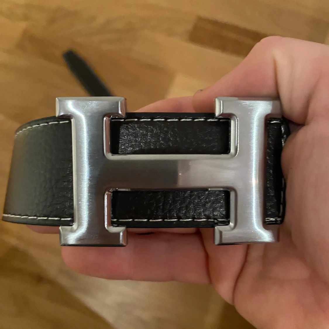 Svart skärp med H-spänne