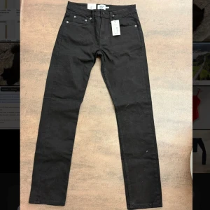 Svarta Levi's 511 jeans - Snygga svarta jeans med klassisk femficksdesign och raka ben. Jeansen har en smal passform och är tillverkade i mjukt jeansmaterial med stretch för extra komfort. Helt oanvända storlek, Xs