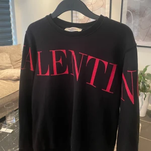 Svart Valentino sweatshirt - En jätte fin valentino tröja i bästa skick! Inga cracks och 0 defekter Äkta! Storlek Small