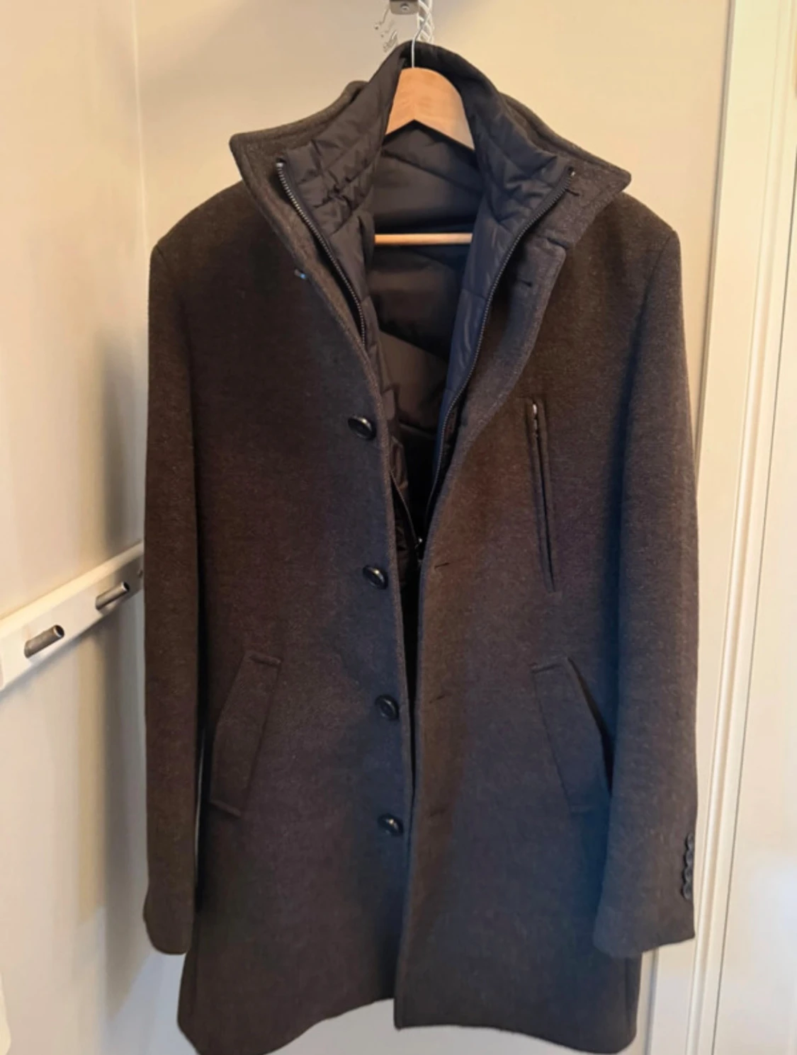 Mörkbrun rock med innerväst från Bruun & Stengade