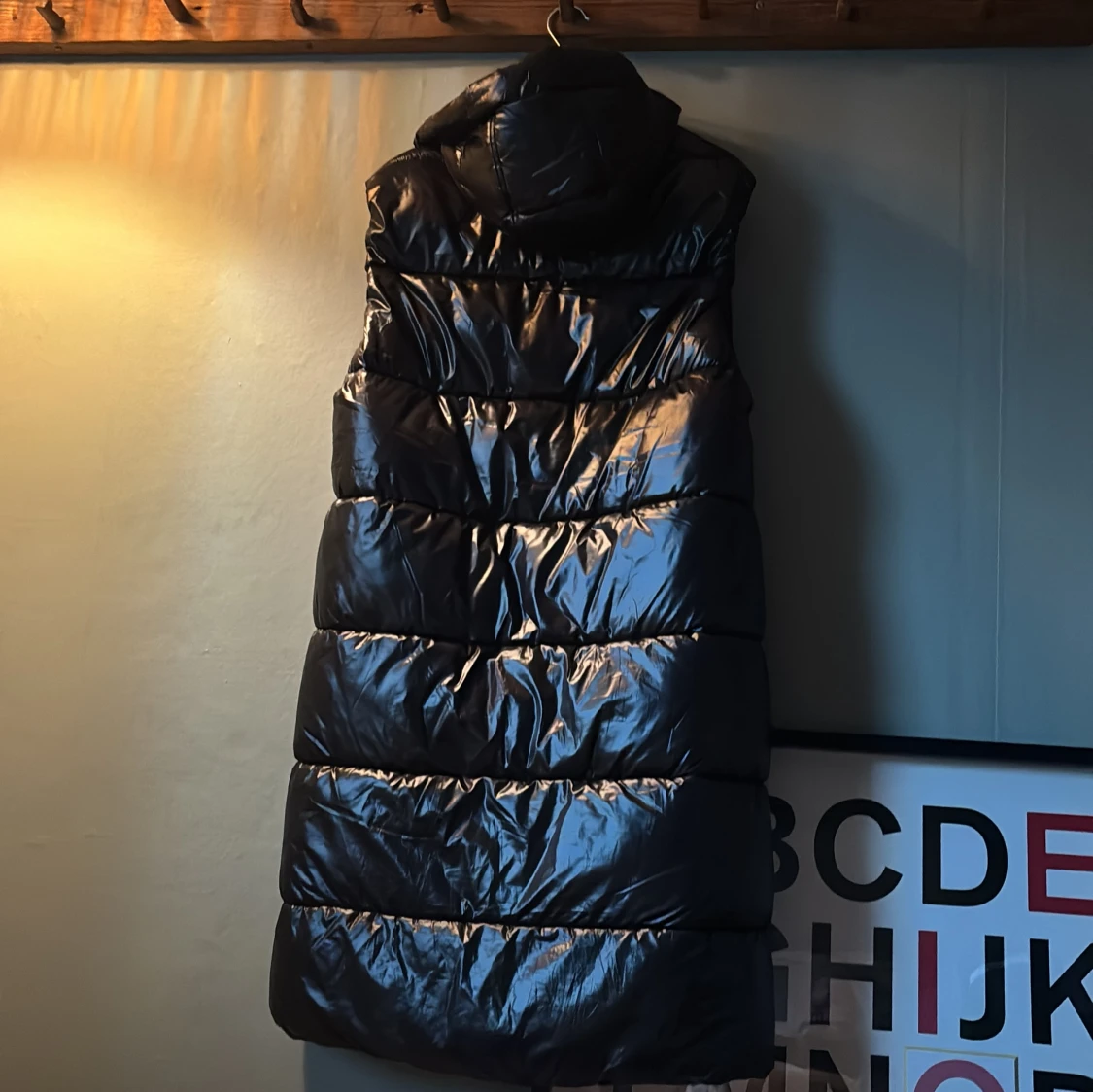 Svart lång dunväst från H&M - 1