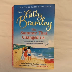 The Summer That Changed Us - En varm och inspirerande berättelse om tre kvinnor, tre hemligheter och en oförglömlig sommar vid havet. Perfekt för dig som gillar vänskap, känslor och sommarkänsla!