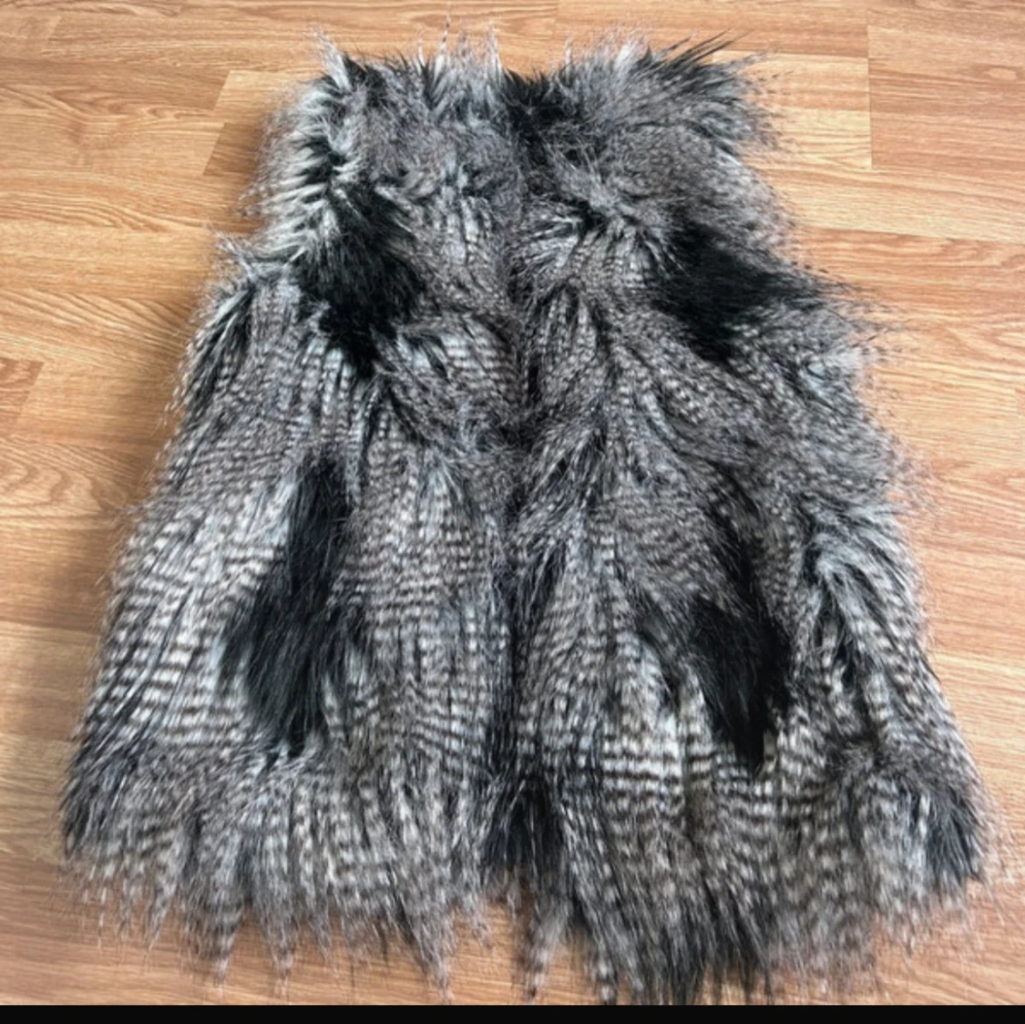 Fluffig svartgrå pälsväst - 1