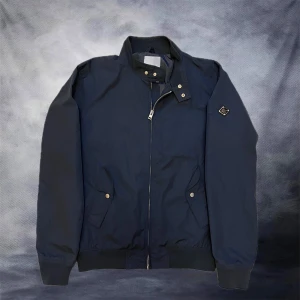 J.LINDEBERG JACKA - Tjena! Säljer denna sjukt snygga J.Lindeberg Jacka i mycket fint skick✔️ Storlek M✔️ Skriv vid minsta fundering✔️