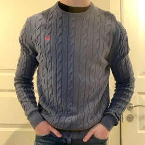 Morris kabelstickad - Säljer en fin Morris tröja! | Använd men fortfarande fint skick! | Storlek S. | Ställ gärna frågor innan du köper!